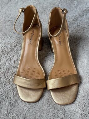 Comfortview Gold Block Heel Ankle Strap Sandals Women Size 8W Metallic Shoes